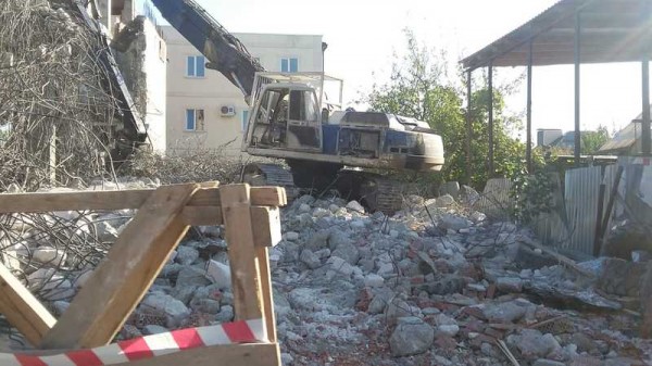 В Краснодаре сносят трехэтажный самострой по ул. им. Бабушкина В Краснодаре сносят трехэтажный самострой по ул. им. Бабушкина