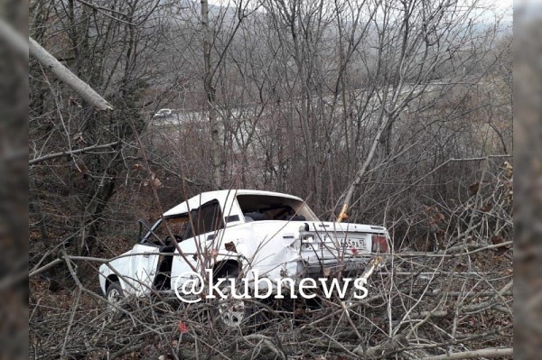 Кома и множественные переломы: в Новороссийске машина повисла над обрывом, двое госпитализированы
Кома и множественные переломы: в Новороссийске машина повисла над обрывом, двое госпитализированы