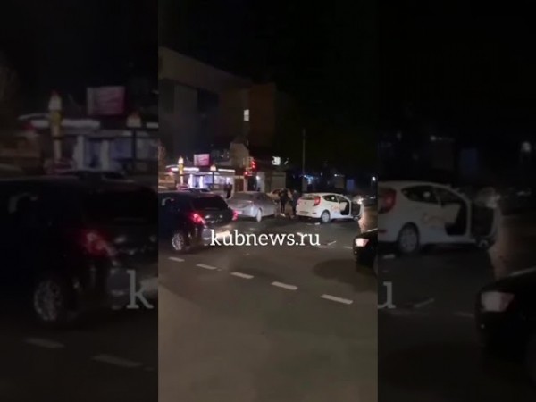 
            На красный свет: водитель иномарки устроил массовую аварию в центре Краснодара                    