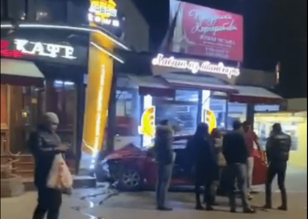 
            На красный свет: водитель иномарки устроил массовую аварию в центре Краснодара                    