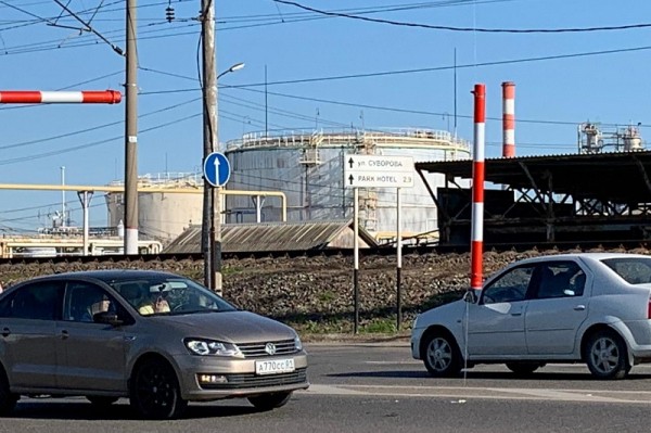 Ограничители для большегрузов на Яблоновском мосту в Краснодаре оказались сбиты сразу же после установки
Ограничители для большегрузов на Яблоновском мосту в Краснодаре оказались сбиты сразу же после установки