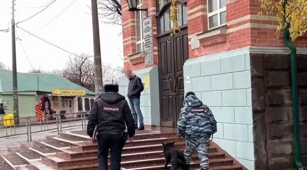 В Краснодаре эвакуировали институт физкультуры из-за сообщения о бомбе. Телефонного террориста задержали В Краснодаре эвакуировали институт физкультуры из-за сообщения о бомбе. Телефонного террориста задержали