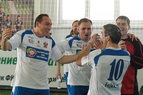 
            В Краснодаре команда полицейских сыграла в футбол со звездами спорта                    