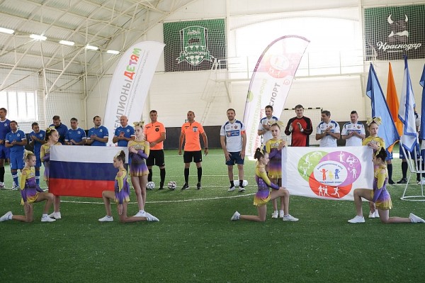 
            В Краснодаре команда полицейских сыграла в футбол со звездами спорта                    