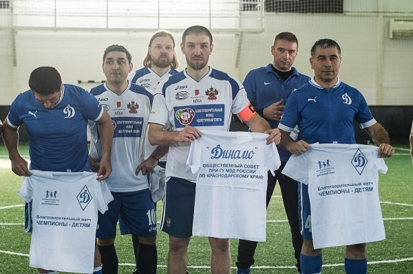 
            В Краснодаре команда полицейских сыграла в футбол со звездами спорта                    