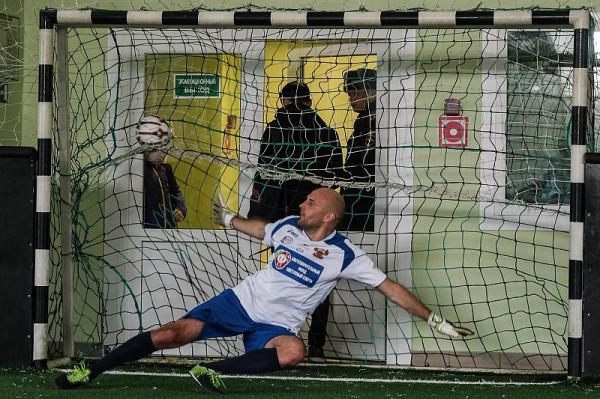 
            В Краснодаре команда полицейских сыграла в футбол со звездами спорта                    