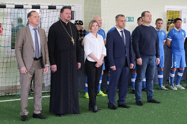 
            В Краснодаре команда полицейских сыграла в футбол со звездами спорта                    