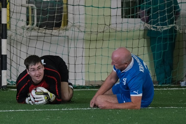 
            В Краснодаре команда полицейских сыграла в футбол со звездами спорта                    