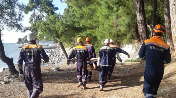 В Сочи пенсионер упал с трехметровой подпорной стены