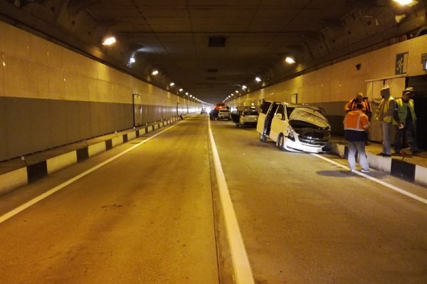 В Сочи в массовом ДТП в тоннеле пострадали четыре человека, в том числе ребенок
В Сочи в массовом ДТП в тоннеле пострадали четыре человека, в том числе ребенок