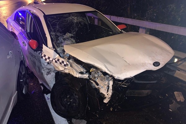 В Сочи в жестком ДТП пострадали водитель иномарки и пассажирка Яндекс.Такси
В Сочи в жестком ДТП пострадали водитель иномарки и пассажирка Яндекс.Такси