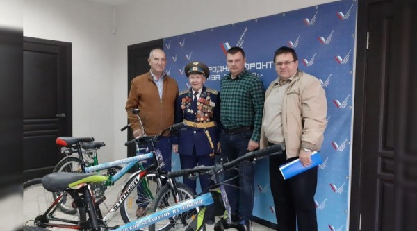 Ветеран из Адыгеи подарил велосипеды с изображением первой летчицы-адыгейки детям Оренбуржья, где она служила