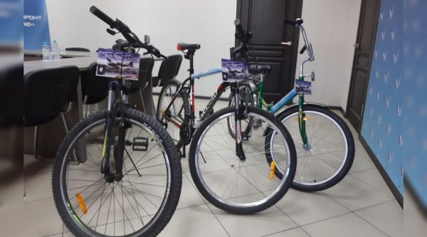 Ветеран из Адыгеи подарил велосипеды с изображением первой летчицы-адыгейки детям Оренбуржья, где она служила