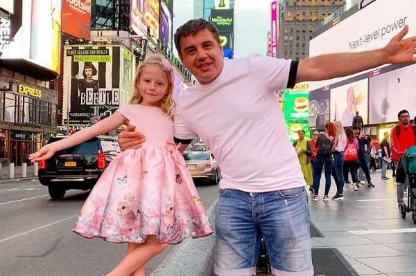 
            18 млн долларов в год: 5-летняя девочка из Краснодара попала в рейтинг самых высокооплачиваемых блогеров                    