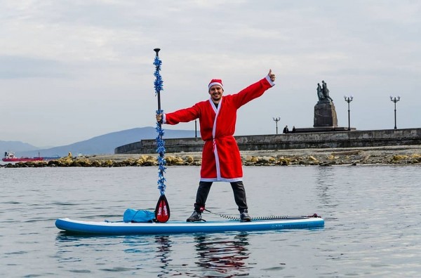 В Новороссийске Деды Морозы устроили фотосессию на сапбордах В Новороссийске Деды Морозы устроили фотосессию на сапбордах