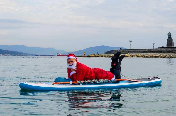 В Новороссийске Деды Морозы устроили фотосессию на сапбордах В Новороссийске Деды Морозы устроили фотосессию на сапбордах