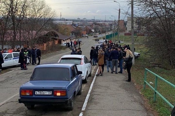 В Адыгее 18-летний парень без прав влетел в группу подростков на тротуаре