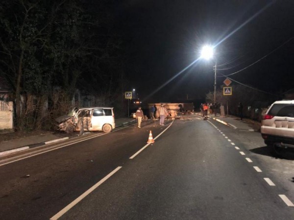 Под Геленджиком водитель иномарки влетел под большегруз