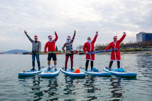 В Новороссийске Деды Морозы устроили фотосессию на сапбордах В Новороссийске Деды Морозы устроили фотосессию на сапбордах