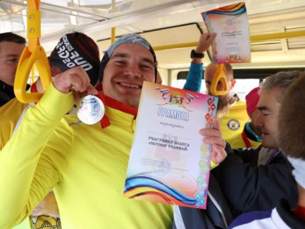 Краснодарские бегуны обогнали трамвай Краснодарские бегуны обогнали трамвай