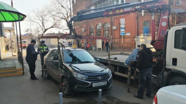 В Краснодаре тротуары по ул. им. Горького очистили от незаконно припаркованного транспорта