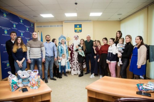 Более 60 детей-сирот из Анапы и Тимашевского района получили ключи от новых квартир Более 60 детей-сирот из Анапы и Тимашевского района получили ключи от новых квартир