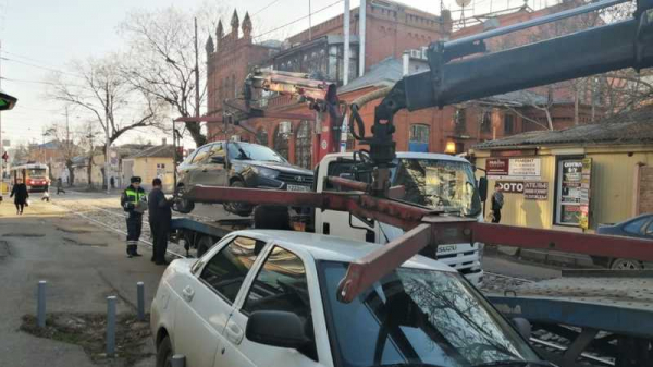 В Краснодаре тротуары по ул. им. Горького очистили от незаконно припаркованного транспорта