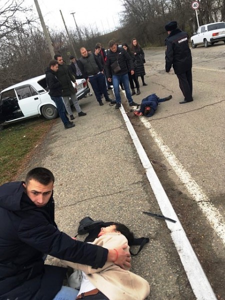 В Адыгее 18-летний парень без прав влетел в группу подростков на тротуаре