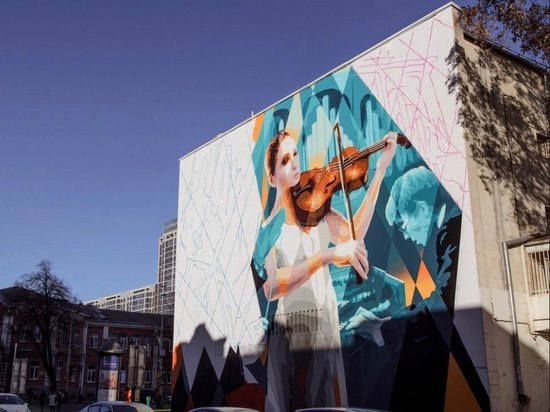 Расписывающий мэрию Краснодара итальянский граффитист Raptuz улетел домой из-за погоды. Видео