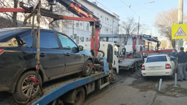 В Краснодаре тротуары по ул. им. Горького очистили от незаконно припаркованного транспорта