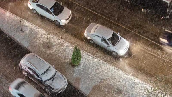 Дождь со снегом и мороз: на дорогах Краснодара дежурит спецтехника