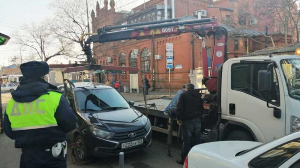 В Краснодаре тротуары по ул. им. Горького очистили от незаконно припаркованного транспорта