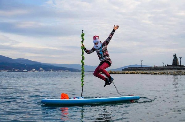 В Новороссийске Деды Морозы устроили фотосессию на сапбордах В Новороссийске Деды Морозы устроили фотосессию на сапбордах