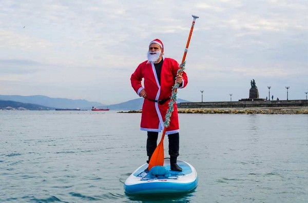 В Новороссийске Деды Морозы устроили фотосессию на сапбордах В Новороссийске Деды Морозы устроили фотосессию на сапбордах
