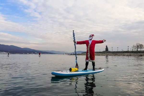 В Новороссийске Деды Морозы устроили фотосессию на сапбордах В Новороссийске Деды Морозы устроили фотосессию на сапбордах