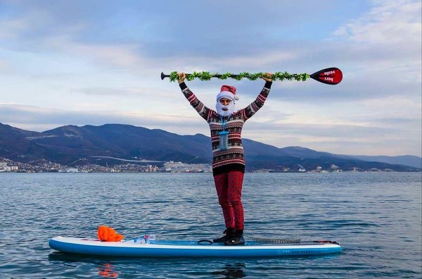 В Новороссийске Деды Морозы устроили фотосессию на сапбордах В Новороссийске Деды Морозы устроили фотосессию на сапбордах