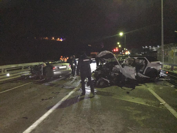 Четыре человека погибли в лобовом ДТП в Сочи (ВИДЕО) Четыре человека погибли в лобовом ДТП в Сочи (ВИДЕО)