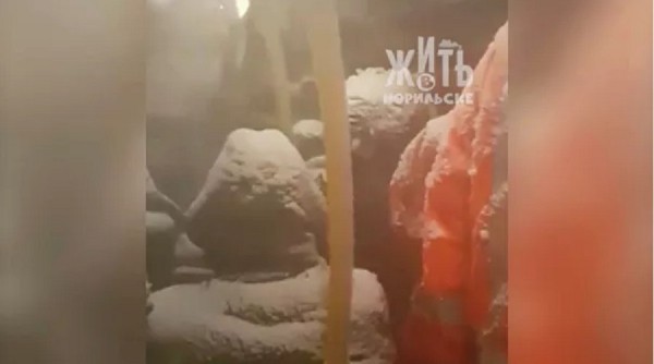 В Норильске пассажиров метель накрыла прямо в салоне автобуса В Норильске пассажиров метель накрыла прямо в салоне автобуса