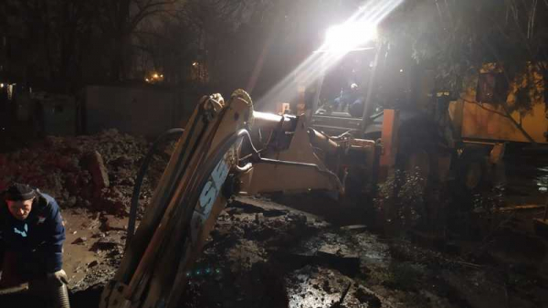 В Фестивальном микрорайоне Краснодара устраняют порыв сетей водоснабжения