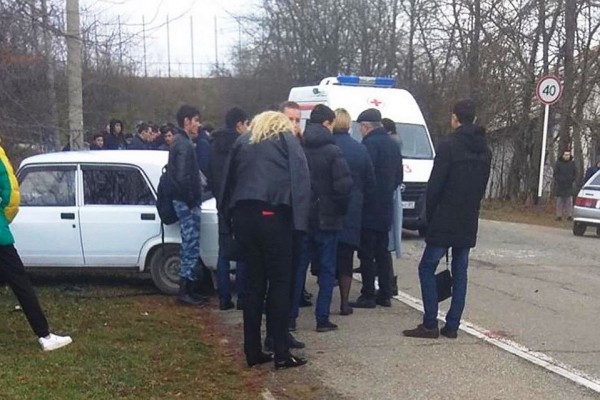 В Адыгее 18-летний парень без прав влетел в группу подростков на тротуаре