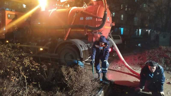 В Фестивальном микрорайоне Краснодара устраняют порыв сетей водоснабжения