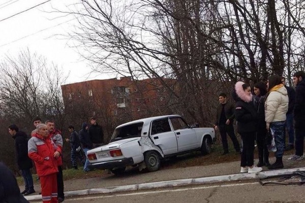 В Адыгее 18-летний парень без прав влетел в группу подростков на тротуаре