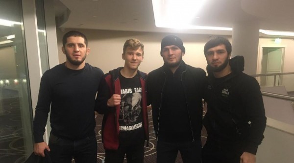 Хабиб исполнил новогоднюю мечту школьника из Апшеронска и встретился с ним Хабиб исполнил новогоднюю мечту школьника из Апшеронска и встретился с ним