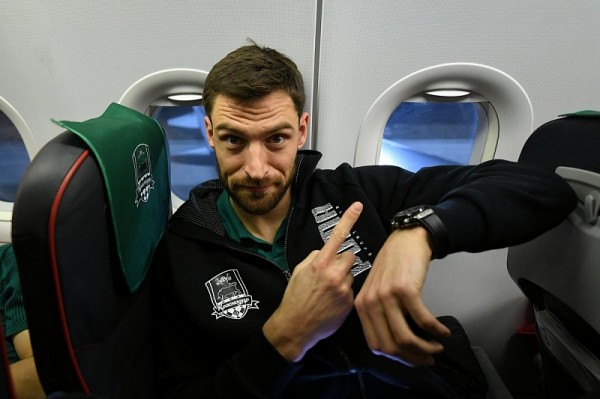 «Краснодар» вылетел в Испанию на матч Лиги Европы с 8-часовым опозданием из-за тумана
«Краснодар» вылетел в Испанию на матч Лиги Европы с 8-часовым опозданием из-за тумана