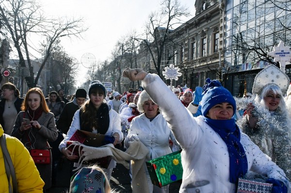 Парад Дедов Морозов и ярмарка: в Краснодаре открыли главную городскую елку
Парад Дедов Морозов и ярмарка: в Краснодаре открыли главную городскую елку