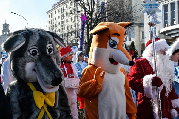 Парад Дедов Морозов и ярмарка: в Краснодаре открыли главную городскую елку
Парад Дедов Морозов и ярмарка: в Краснодаре открыли главную городскую елку