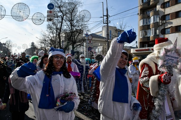 Парад Дедов Морозов и ярмарка: в Краснодаре открыли главную городскую елку
Парад Дедов Морозов и ярмарка: в Краснодаре открыли главную городскую елку