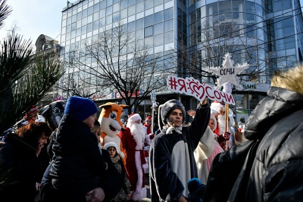 Парад Дедов Морозов и ярмарка: в Краснодаре открыли главную городскую елку
Парад Дедов Морозов и ярмарка: в Краснодаре открыли главную городскую елку