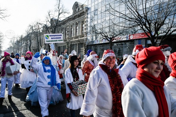 Парад Дедов Морозов и ярмарка: в Краснодаре открыли главную городскую елку
Парад Дедов Морозов и ярмарка: в Краснодаре открыли главную городскую елку