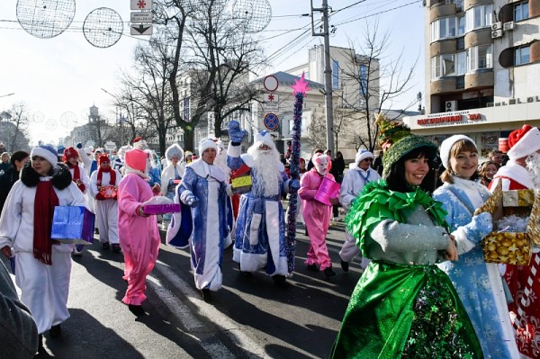 Парад Дедов Морозов и ярмарка: в Краснодаре открыли главную городскую елку
Парад Дедов Морозов и ярмарка: в Краснодаре открыли главную городскую елку